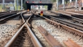 Igaunijā uz dzelzceļa sliedēm bērna priekšā nogrūsta sieviete