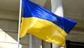 Trīs agresīvi vīrieši Vecrīgā uzbrūk cilvēkiem Ukrainas un Latvijas karogu nēsāšanas dēļ