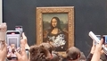 Par vecu kundzi pārģērbies vandalis uzbrucis slavenajai "Mona Lizai"