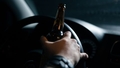 Policija Liepājā apcietina jaunieti aizdomās par automašīnas zādzību un avārijas izraisīšanu alkohola reibumā