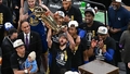 Goldensteitas "Warriors" izcīna NBA čempionu titulu