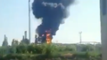 Rostovas apgabalā Krievijā deg naftas pārstrādes rūpnīca. Nofilmēts, iespējams, "kamikadzes" drons