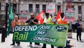 Lielbritānija tūkstošiem dzelzceļnieku pieprasa darba algas palielinājumu. Traucēta dzelzceļa satiksme