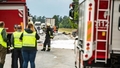 VVD brīdina, ka avārijā uz Liepājas šosejas noplūdusī degviela rada bīstamu piesārņojumu