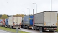 Terehovas robežpunktā uz Latvijas-Krievijas robežas rindā stāv teju 900 kravas auto