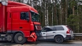 VIDEO ⟩ Šoferis, iespējams, alkohola reibumā letāli ietriecas stāvošā kravas auto