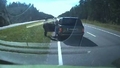 VIDEO ⟩ Šoferu kautiņš uz Siguldas šosejas. Policija meklē agresīvo "Range Rover" vadītāju