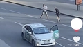 VIDEO ⟩ Tallinā ielas vidū "Bolt" taksometra šoferis iesaistās konfliktā ar agresīvu vīrieti