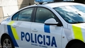 Rīgas centrā vīrietis nolauž policijas automašīnai spoguli