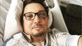 Sniegavētrā ASV smagi cietušais Holivudas aktieris Džeremijs Reners publisko foto no slimnīcas