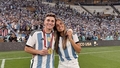 VIDEO ⟩ Fani vāc parakstus, lai panāktu Argentīnas jaunās futbola zvaigznes šķiršanos no draudzenes