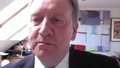 VIDEO ⟩ Interneta hits. Seriāla "Midsomeras slepkavības" inspektors Džons Bārnabijs runā latviešu valodā
