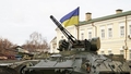 Kaujas par Bahmutu Ukrainas vadībai likušas mainīt filozofiju, norāda laikraksts NYT