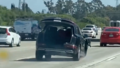 VIDEO ⟩ ASV sieviete pa lielceļu brauc ar auto bez viena riteņa