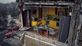 FOTO ⟩ Dzeltena virtuve uz sagrautas dzīvokļu mājas fona. Fotogrāfija no Dnipro skaudri parāda nežēlīgo Krievijas kara realitāti