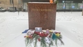 Dnipro mirušo cilvēku piemiņai pie Lesjas Ukrainkas pieminekļa noliek ziedus. Cilvēkus Maskavā aiztur