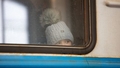 VIDEO ⟩ "Lai viņa šurp vairs nenāk." Ukrainas bēgle Daugavpilī saskaras ar agresiju un saņem pazemojošu algu