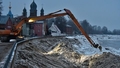 FOTO ⟩ Jēkabpils aizsargdambja bojātajās uzbēruma vietās noņem ledus masu. Turpinās arī dambja remonts