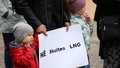 VIDEO ⟩ Aktīvisti pie Ministru kabineta piketē pret Skultes LNG termināļa būvniecību