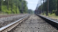 Negadījumā uz dzelzceļa sliedēm cietusi jauniete, kura austiņās klausījusies mūziku