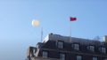 VIDEO ⟩ "Jūtuberi" "troļļo" Ķīnu, palaižot baltu balonu virs Ķīnas vēstniecības Londonā