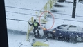 VIDEO ⟩ Rīgā policists uzstāda barjeru, kas uzkrīt virsū automašīnai. Kurš par to atbildēs?