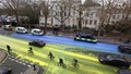 VIDEO ⟩ Iela pie Krievijas vēstniecības Londonā pārvērsta Ukrainas karoga krāsās