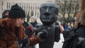 FOTO un VIDEO ⟩ Pretī Krievijas vēstniecībai Latvijā noticis "lāsta uzlikšanas rituāls" Putinam