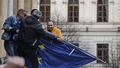Gruzijā prokremliskie radikāļi no parlamenta ēkas norāvuši ES karogu