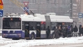 VIDEO ⟩ "23 dienas bija komā." Rīgā trolejbusam strauji bremzējot, pasažiere gūst letālu traumu