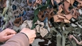 VIDEO ⟩ Ukrainā karojošie latvieši norāda, ka Latvijā veidotie maskēšanās tīkli jāpin precīzāk