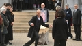 Aizkustinošākā šķiršanās Francijā: nogalinātas skolotājas vīra atvadu deja pie sievas zārka
