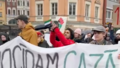VIDEO ⟩ Rīgā notiek gājiens Palestīnas atbalstam