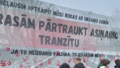 VIDEO ⟩ "Asins rūda." Rīgā notiek zibakcija, pieprasot pārtraukt rūdas tranzītu uz Krieviju