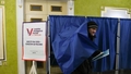 Krievijā sāk aizturēt vēlētājus par uzrakstiem uz biļeteniem