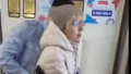 VIDEO ⟩ Jekaterinburgā sieviete vēlēšanu iecirknī izlej briljantzaļo šķidrumu