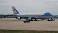 Žurnālisti paraduši paņemt "suvenīrus" no ASV prezidenta lidmašīnas