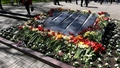 Daugavpilī iedzēris vīrietis brīvdienās nolicis ziedus nojauktā padomju pieminekļa vietā