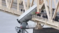 VIDEO ⟩ Sadursmē ASV kravas auto daļēji pārbauc pāri tilta malai