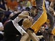 Foto: "Suns" vēlreiz pieveic "Spurs"