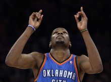 Durants trešo gadu pēc kārtas kļūst par NBA labāko punktu guvēju