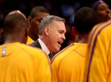 "Lakers" D'Antoni debijā izcīna uzvaru pār "Nets"