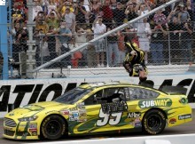 NASCAR posma uzvarētājs pārtrauc 70 neveiksmīgu sacīkšu sēriju