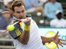 Gulbis saņemas pēc zaudēta pirmā seta, nodrošina dueli pret Nadalu