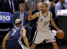 "Spurs" ar kluba tālmetienu rekordu un izcilu aizsardzību sagrauj "Grizzlies"