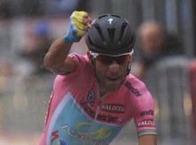 Nibali uzvar braucienā ar atsevišķu startu un tuvojas triumfam kopvērtējumā