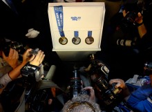 Foto: Tiek prezentētas Soču olimpiskās medaļas