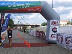 Triatlona sacensībās Rīgas centrā piedalās ap 250 dalībnieki