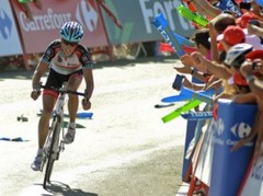 41 gadu vecais Horners labo rekordu un pārņem "Vuelta a Espana" vadību