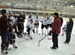 Latvijas hokeja izlases treniņā iezīmējas uzbrucēju trijnieki
